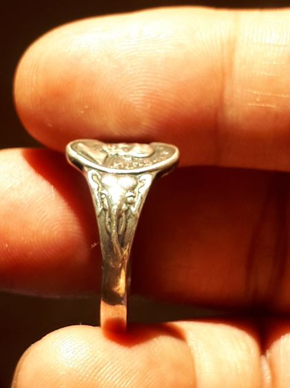 แหวนหลวงปู่ทวด วัดช้างไห้ ปี 2506 เนื้อเงิน ยันต์จม(นิยม) แจกผู้หญิง สภาพดีมากทั้งด้านหน้าและด้านหลัง ไม่ผ่านการใช้งาน สภาพสวย ผิวเดิมๆ ดูง่ รูปที่ 11