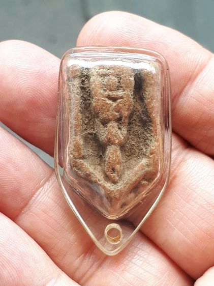 พระกำแพง ซุ้มยอ กำแพงเพชร อายุประมาณ 700-800 ปี เนื้อดินเผา ละเอียดมาก เนื้อสีแดงอมน้ำตาล มีว่านดอกมะขามลอย จุดดำเรียกรารัก จับกระจายเป็นหย่ รูปที่ 4