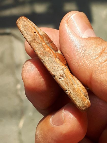 พระเนื้อดิน หลังเรียบ เนื้อดิน ขนาดกลาง ประมาณ 1 นิ้ว เนื้อดินเดิมๆ พระหนา แห้ง รอยยุบ การหดตัวของเนื้อดิน ผิวสองสี เป็นพระกรุเนื้อดินที่ดูง รูปที่ 4