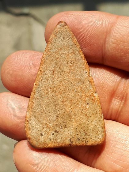 พระเนื้อดิน หลังเรียบ เนื้อดิน ขนาดกลาง ประมาณ 1 นิ้ว เนื้อดินเดิมๆ พระหนา แห้ง รอยยุบ การหดตัวของเนื้อดิน ผิวสองสี เป็นพระกรุเนื้อดินที่ดูง รูปที่ 2