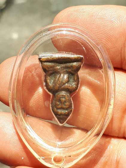 พระครูสอน วัดมักกะสัน พิมพ์พระชัยวัฒน์สองหน้า ปี2484 เนื้อทองผสม สมบูรณ์ สภาพสวยเดิมๆ องค์ล่ำ ๆดูง่ายสบายตา เก่า แท้ แปลก หายาก  เลี่ยมเดิม  รูปที่ 3