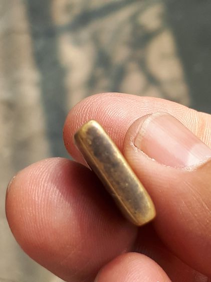 เหรียญหล่อหลวงพ่อทา วัดพะเนียงแตก รุ่น ๒ พิมพ์มีหู ขนาดสูงประมาณ 3.5 ซม กว้างประมาณ 1.5 ซม หนาประมาณ 0.5 ซม เนื้อโลหะออกทองเหลือง รอยตะไบ รูปที่ 5