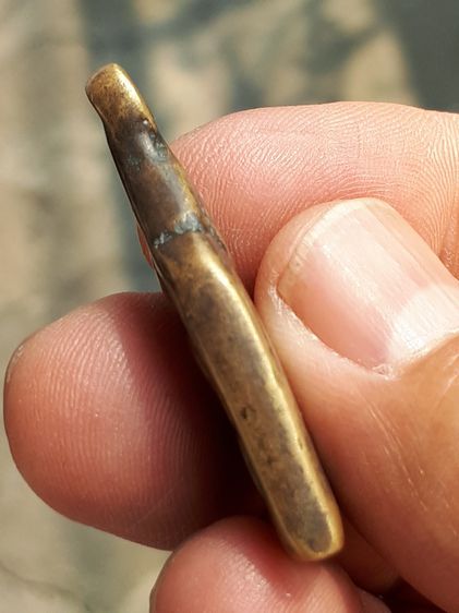 เหรียญหล่อหลวงพ่อทา วัดพะเนียงแตก รุ่น ๒ พิมพ์มีหู ขนาดสูงประมาณ 3.5 ซม กว้างประมาณ 1.5 ซม หนาประมาณ 0.5 ซม เนื้อโลหะออกทองเหลือง รอยตะไบ รูปที่ 3