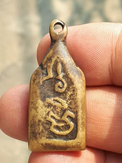 เหรียญหล่อหลวงพ่อทา วัดพะเนียงแตก รุ่น ๒ พิมพ์มีหู ขนาดสูงประมาณ 3.5 ซม กว้างประมาณ 1.5 ซม หนาประมาณ 0.5 ซม เนื้อโลหะออกทองเหลือง รอยตะไบ รูปที่ 2