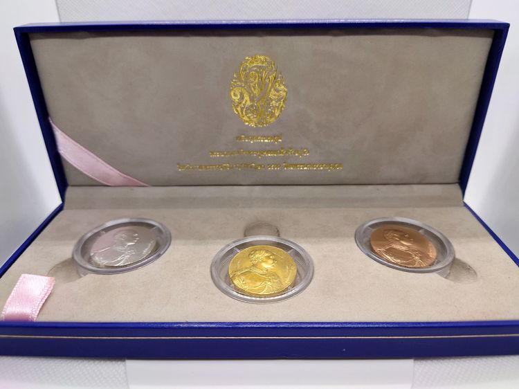 เหรียญรัชกาลที่5 หลัง จปร. (ชุด3เหรียญ เนื้อทองคำ 99.99 หนัก 30 กรัม เนื้อเงิน ทองแดง)บล็อกโมเน่ร์ เดอ ปารีส รุ่นกาญจนาภิเษก ปี2539 พร้อมกล่ รูปที่ 2