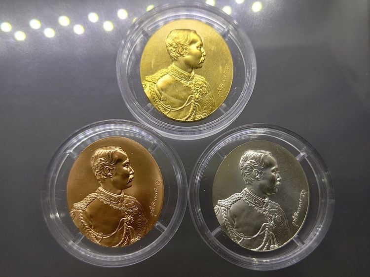 เหรียญไทย เหรียญรัชกาลที่5 หลัง จปร. (ชุด3เหรียญ เนื้อทองคำ 99.99 หนัก 30 กรัม เนื้อเงิน บรอนซ์) บล็อกโมเน่ร์ เดอ ปารีส รุ่นกาญจนาภิเษก ปี2539
