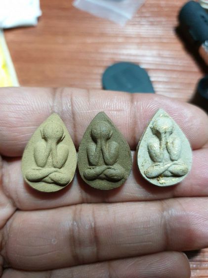พระปิดตาพิมพ์ หยดน้ำ 3องค์ 3เนื้อ สวยเดิม ไม่ทราบวัดปีที่ออกพระแท้เหมาไปครับ รูปที่ 10