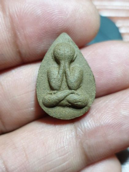 พระปิดตาพิมพ์ หยดน้ำ 3องค์ 3เนื้อ สวยเดิม ไม่ทราบวัดปีที่ออกพระแท้เหมาไปครับ รูปที่ 3