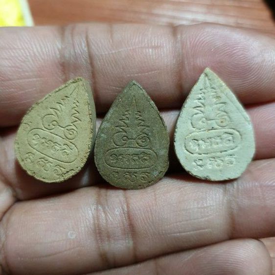 พระปิดตาพิมพ์ หยดน้ำ 3องค์ 3เนื้อ สวยเดิม ไม่ทราบวัดปีที่ออกพระแท้เหมาไปครับ รูปที่ 2