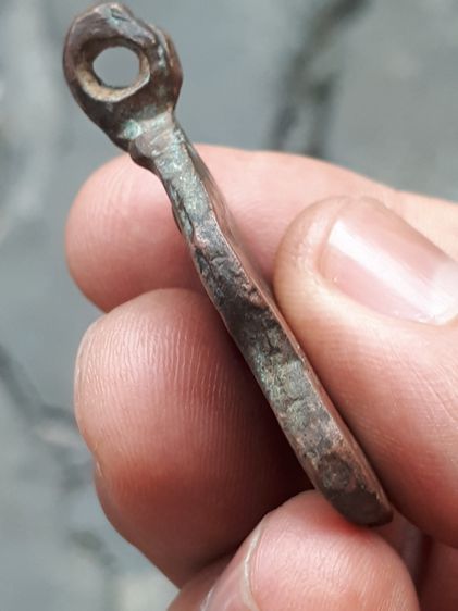 เหรียญหล่อโบราณ พิมพ์พระพุทธ ปางสมาธิ ฐานบัว ยันต์ข้าง หูปลิง รุ่นแรกๆ ปี 24xx หลังเรียบ เนื้อทองแดง เนื้อจัด ผิวสองสี ยุบย่น สวย คม ชัด เก่ รูปที่ 9