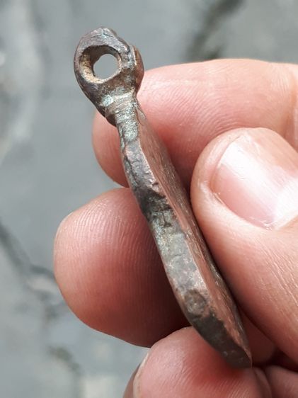 เหรียญหล่อโบราณ พิมพ์พระพุทธ ปางสมาธิ ฐานบัว ยันต์ข้าง หูปลิง รุ่นแรกๆ ปี 24xx หลังเรียบ เนื้อทองแดง เนื้อจัด ผิวสองสี ยุบย่น สวย คม ชัด เก่ รูปที่ 3