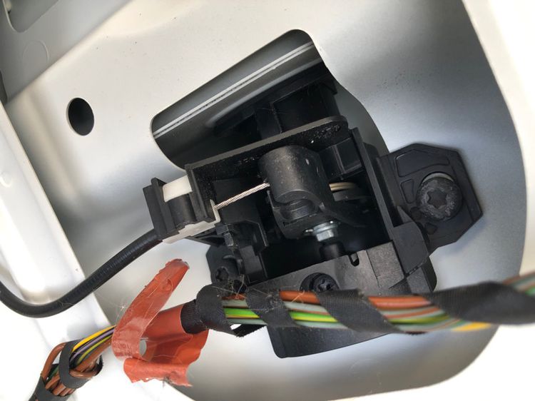 bmw E90 ฝากระโปรง แก้มข้าง โครงคานหน้า ฝากระโปรงท้าย กลอนฝาท้าย โลโก้ BMW ตัวอักษร 325i แผ่นกันความร้อนฝากระโปรงหน้า มือจับฝาท้าย รูปที่ 9