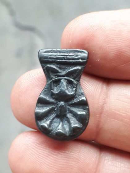 พระนาคปรก รุ่นแรก พิมพ์ใหญ่ เนื้อเมฆพัตร หลวงปู่ใจ วัดเสด็จ ปี.2470 ขนาดองค์พระ ความกว้าง 1 ซม. สูง 2 ซม. ผิวเดิม เนื้อเมฆพัตรบสีจืดแล้ว สวย รูปที่ 8