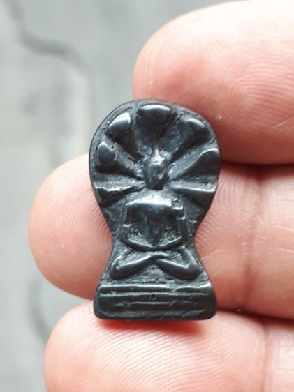 พระนาคปรก รุ่นแรก พิมพ์ใหญ่ เนื้อเมฆพัตร หลวงปู่ใจ วัดเสด็จ ปี.2470 ขนาดองค์พระ ความกว้าง 1 ซม. สูง 2 ซม. ผิวเดิม เนื้อเมฆพัตรบสีจืดแล้ว สวย รูปที่ 10