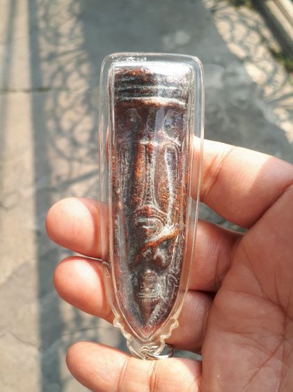 พระร่วงยืน หลังลายผ้า เนื้อตะกั่วสนิมแดง ผิวเดิม สีแดงเป็นจ้ำๆ มีคราบกรุ มีน้ำหนัก มีศิลป์แบบยุคต้น พิมพ์ทรงขึงขังเต็มศิลป์ ขนาดกำลังงาม พระ รูปที่ 4