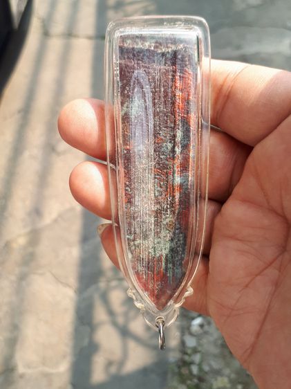 พระร่วงยืน หลังลายผ้า เนื้อตะกั่วสนิมแดง ผิวเดิม สีแดงเป็นจ้ำๆ มีคราบกรุ มีน้ำหนัก มีศิลป์แบบยุคต้น พิมพ์ทรงขึงขังเต็มศิลป์ ขนาดกำลังงาม พระ รูปที่ 3