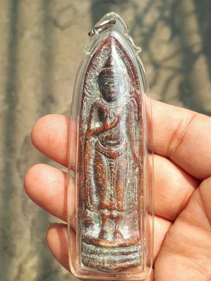 พระร่วงยืน หลังลายผ้า เนื้อตะกั่วสนิมแดง ผิวเดิม สีแดงเป็นจ้ำๆ มีคราบกรุ มีน้ำหนัก มีศิลป์แบบยุคต้น พิมพ์ทรงขึงขังเต็มศิลป์ ขนาดกำลังงาม พระ รูปที่ 5