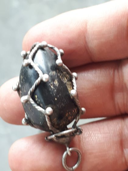 เหล็กไหล รูปทรงรี ขนาด 1.5 นิ้ว สีดำมัน แข็ง ผิวเป็นไปตามธรรมชาติ ยุบย่น มีน้ำหนัก สภาพสมบูรณ์ สวยงาม เก่า แท้ ทรงสวย หายากมาก ของแท้จากธรรม รูปที่ 6