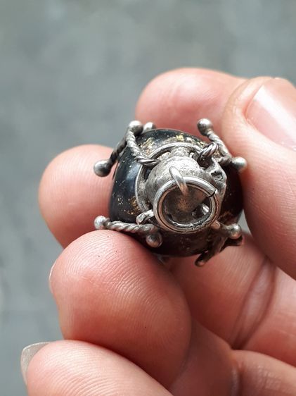 เหล็กไหล รูปทรงรี ขนาด 1.5 นิ้ว สีดำมัน แข็ง ผิวเป็นไปตามธรรมชาติ ยุบย่น มีน้ำหนัก สภาพสมบูรณ์ สวยงาม เก่า แท้ ทรงสวย หายากมาก ของแท้จากธรรม รูปที่ 5