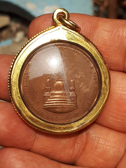 เหรียญ ทรงพระผนวช ร.9 ปี 2550 วัดบวรนิเวศวิหาร กทม. เนื้อทองแดง เหรียญขนาด 3 ซม. สภาพสวย สมบูรณ์ เดิมๆ แท้ เลี่ยมอัดกรอบเงินชุบทองมาเดิม รูปที่ 3