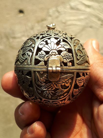 ตลับกลม ยกซุ้มมีหู สายตะขอ ตัวล็อค แกะลาย ขนาดประมาณ 2 นิ้ว เนื้อเงิน ขนาดกลม เปิดได้ ข้างในใส่ของได้ตามภาพ รูปทรงสวย ผิวเดิม มีน้ำหนัก หนา  รูปที่ 2