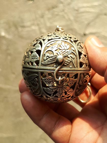 ตลับกลม ยกซุ้มมีหู สายตะขอ ตัวล็อค แกะลาย ขนาดประมาณ 2 นิ้ว เนื้อเงิน ขนาดกลม เปิดได้ ข้างในใส่ของได้ตามภาพ รูปทรงสวย ผิวเดิม มีน้ำหนัก หนา 