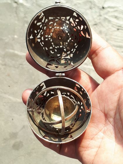 ตลับกลม ยกซุ้มมีหู สายตะขอ ตัวล็อค แกะลาย ขนาดประมาณ 2 นิ้ว เนื้อเงิน ขนาดกลม เปิดได้ ข้างในใส่ของได้ตามภาพ รูปทรงสวย ผิวเดิม มีน้ำหนัก หนา  รูปที่ 6