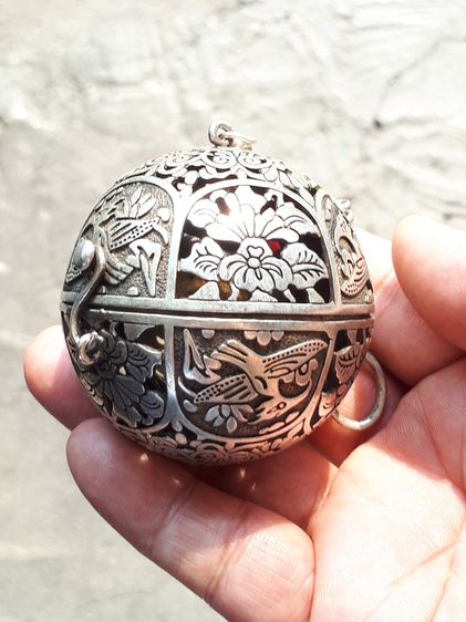 ตลับกลม ยกซุ้มมีหู สายตะขอ ตัวล็อค แกะลาย ขนาดประมาณ 2 นิ้ว เนื้อเงิน ขนาดกลม เปิดได้ ข้างในใส่ของได้ตามภาพ รูปทรงสวย ผิวเดิม มีน้ำหนัก หนา  รูปที่ 3