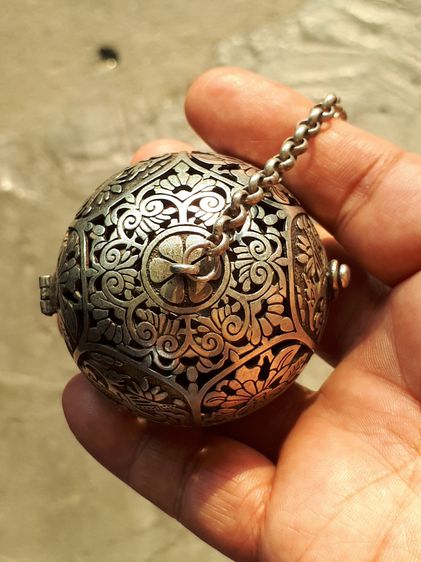 ตลับกลม ยกซุ้มมีหู สายตะขอ ตัวล็อค แกะลาย ขนาดประมาณ 2 นิ้ว เนื้อเงิน ขนาดกลม เปิดได้ ข้างในใส่ของได้ตามภาพ รูปทรงสวย ผิวเดิม มีน้ำหนัก หนา  รูปที่ 5