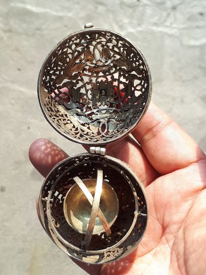 ตลับกลม ยกซุ้มมีหู มีสายตะขอ ตัวล็อค แกะลาย ขนาดประมาณ 2 นิ้ว เนื้อเงิน ขนาดกลม เปิดได้ ข้างในใส่ของได้ตามภาพ รูปทรงสวย ผิวเดิม มีน้ำหนัก หน รูปที่ 5