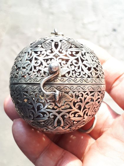 ตลับกลม ยกซุ้มมีหู มีสายตะขอ ตัวล็อค แกะลาย ขนาดประมาณ 2 นิ้ว เนื้อเงิน ขนาดกลม เปิดได้ ข้างในใส่ของได้ตามภาพ รูปทรงสวย ผิวเดิม มีน้ำหนัก หน รูปที่ 2