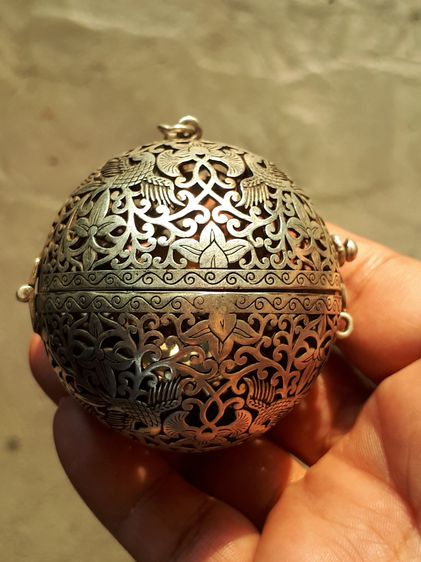 ตลับกลม ยกซุ้มมีหู มีสายตะขอ ตัวล็อค แกะลาย ขนาดประมาณ 2 นิ้ว เนื้อเงิน ขนาดกลม เปิดได้ ข้างในใส่ของได้ตามภาพ รูปทรงสวย ผิวเดิม มีน้ำหนัก หน รูปที่ 3