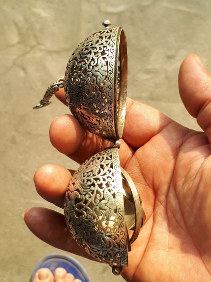 ตลับกลม ยกซุ้มมีหู มีสายตะขอ ตัวล็อค แกะลาย ขนาดประมาณ 2 นิ้ว เนื้อเงิน ขนาดกลม เปิดได้ ข้างในใส่ของได้ตามภาพ รูปทรงสวย ผิวเดิม มีน้ำหนัก หน รูปที่ 6