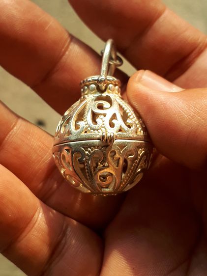 ตลับลูกอม ยกซุ้มมีหู สายตะขอ แกะลาย ขนาดประมาณ 2 ซม.เนื้อเงิน ขนาดกลม รูปทรงสวย ผิวเดิม มีน้ำหนัก หนา เก่า แท้ แปลก หายาก อย่างสวย สมบูรณ์ รูปที่ 4