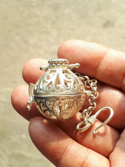 ตลับลูกอม ยกซุ้มมีหู สายตะขอ แกะลาย ขนาดประมาณ 2 ซม.เนื้อเงิน ขนาดกลม รูปทรงสวย ผิวเดิม มีน้ำหนัก หนา เก่า แท้ แปลก หายาก อย่างสวย สมบูรณ์ รูปที่ 2