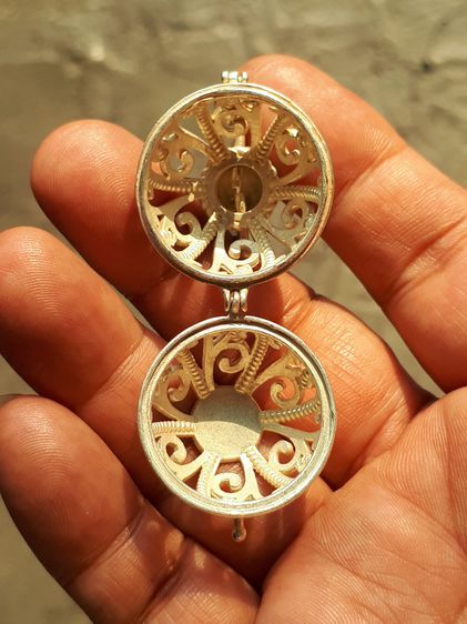 ตลับลูกอม ยกซุ้มมีหู สายตะขอ แกะลาย ขนาดประมาณ 2 ซม.เนื้อเงิน ขนาดกลม รูปทรงสวย ผิวเดิม มีน้ำหนัก หนา เก่า แท้ แปลก หายาก อย่างสวย สมบูรณ์ รูปที่ 7