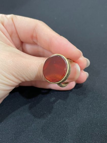 แดง แหวนหัวคาร์เนเลี่ยน (Carnelian) ตัวเรือนเป็นโลหะผสม  รูปแบบสวยงาม สวมใส่สบาย ๆๆ ในวันสบาย ๆๆ 