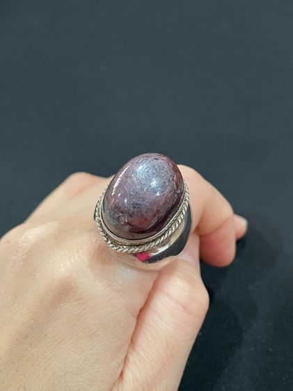 แหวนหัวพลอยแดงดิบ เรือนเงิน  รูปแบบสวยงาม สวมใส่สบาย ๆๆ ในวันสบาย ๆๆ 