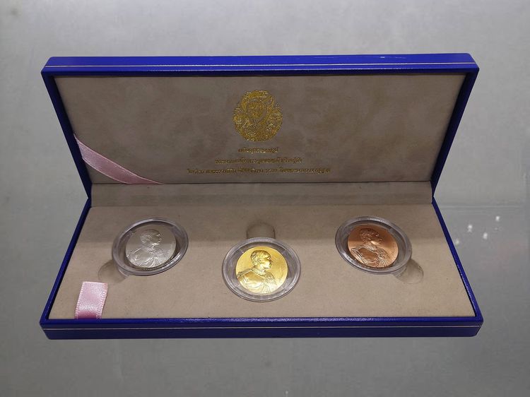 เหรียญไทย เหรียญรัชกาลที่5 หลัง จปร. (ชุด3เหรียญ เนื้อทองคำ 99.99 หนัก 30 กรัม เนื้อเงิน ทองแดง)บล็อกโมเน่ร์ เดอ ปารีส รุ่นกาญจนาภิเษก ปี2539 พร้อมกล่