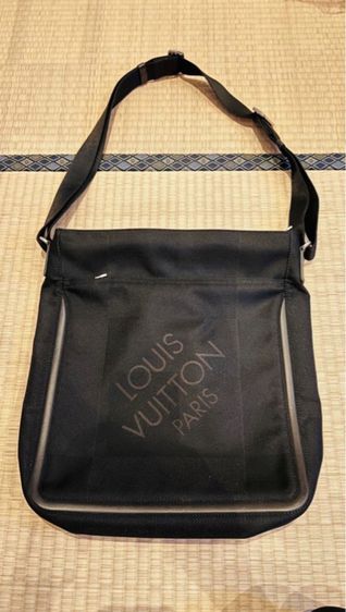 กระเป๋าแบรนด์เนมยี่ห้อ Louis Vuitton 