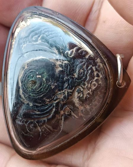 ปิดตาหลังพระราหู เนื้อผงเจุ่มรัก มีจาร พระบ้านเก่าเก็บหลายสิบปี เลี่ยมโบราณ  รูปที่ 4