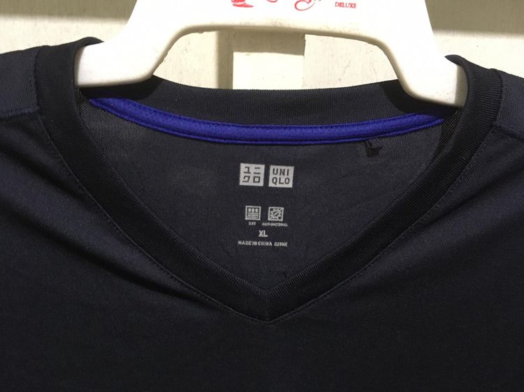 เสื้อ คอวี dry-ex anti-bacterial แบรนด์ uniqlo สีกรม รูปที่ 3