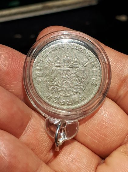 เหรียญ 1 บาท ในหลวงรัชกาลที่ 9 หลังตราแผ่นดิน ปี 2505 ตอกโค๊ตพิเศษ 3 โค๊ต สภาพสวย เก่าเก็บ ผิวเดิมๆ แท้ มีน้อย หายากมาก เลี่ยมเดิม ไม่รู้ที่ รูปที่ 5