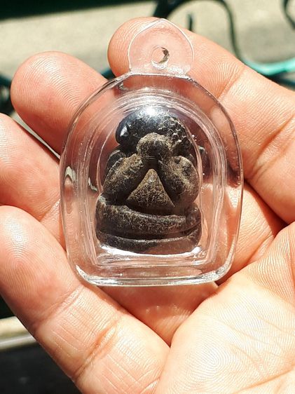 พระปิดตา ลอยองค์ เนื้อผงคลุกรัก เนื้อแห้ง เหี่ยว สภาพสวย เก่าเก็บ ผิวเดิมๆ แท้ มีน้อย หายากมาก เลี่ยมเดิม ไม่รู้ที่ รูปที่ 7