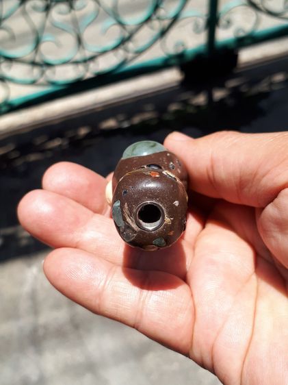 ตะกรุดโลกธาตุ ขนาดยาว 3 นิ้ว พระอาจารย์สมพร สำนักป่าพระธรรมญาณมุนี จ.นครปฐม ขนาดกำลังดี มีรูสำหรับแขวน ดอกใหญ่ ฝังแบบครบๆ ผิวเดิม สภาพสวยมาก รูปที่ 9