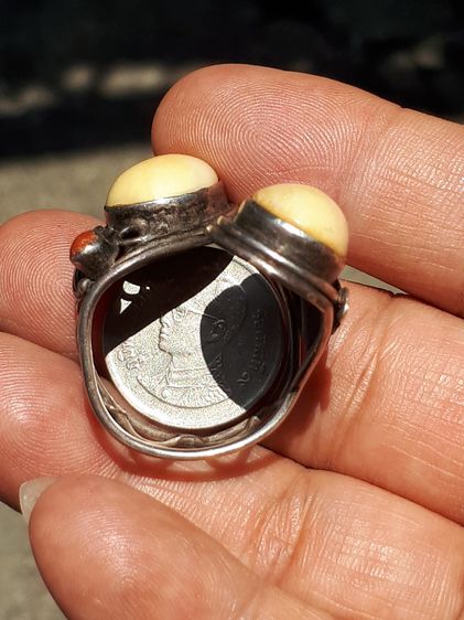 แหวนเงิน 2 หัวไขว้ เงินแท้ มีน้ำหนัก ขนาดกลาง งานมือ Hand Made ศิลปะอย่างเทห์ สภาพสวย สมบูรณ์ หายาก แหวนเงิน 2 หัวไขว้ หัวสีน้ำผึ้ง ฉ่ำ เก่า รูปที่ 6