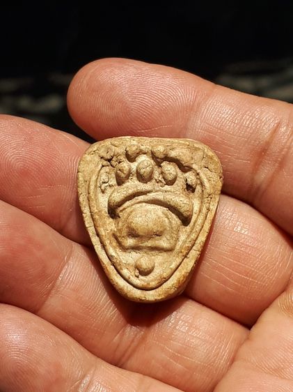 พระกรุวัดเงิน คลองเตย พิมพ์สังกัจจายน์ ไม่มีหู เนื้อผง สร้างยุครัตนโกสินทร์ตอนต้น พิมพ์คมชัด พระเนื้อจัด มีความแกร่งแน่น หนึกนุ่ม ผิวขององค์ รูปที่ 8