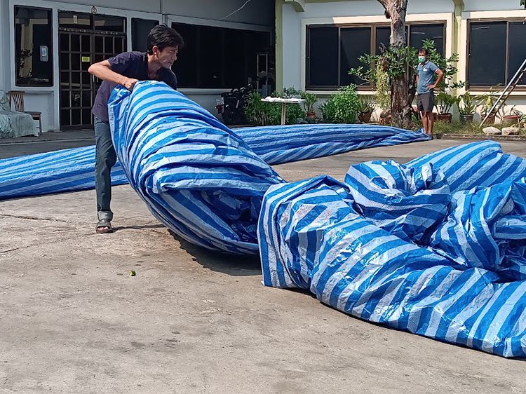   ผ้าบลูชีทรับตัดเย็บทุกขนาด 0817354812 ผ้าใบ ผ้าฟาง รับเจาะตาไก่ได้ถี่ตามที่ต้องการ ตัดแบ่งขายถูกๆ     ผ้าใบพลาสติก PEเนื้อเหนียวหนา ใช้งา รูปที่ 13