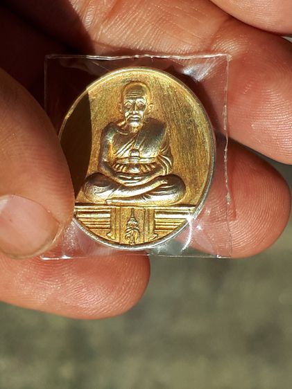 เหรียญหลวงพ่อทวด หลังพระนามาภิไธย สก.เนื้อเงินกะไหล่ทอง วัดห้วยมงคล ปี 2547 เหรียญ สวย แท้ หายาก     จัดว่าเป็นเหรียญที่สวยงามมากรุ่นหนึ่ง รูปที่ 5