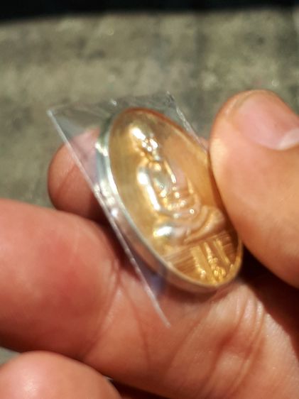 เหรียญหลวงพ่อทวด หลังพระนามาภิไธย สก.เนื้อเงินกะไหล่ทอง วัดห้วยมงคล ปี 2547 เหรียญ สวย แท้ หายาก     จัดว่าเป็นเหรียญที่สวยงามมากรุ่นหนึ่ง รูปที่ 4